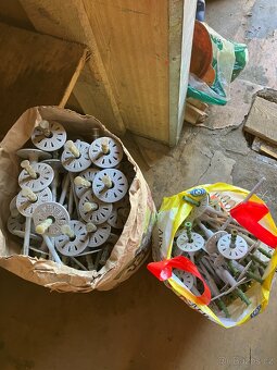 Prodám fasádní talířové hmoždinky 195 mm šroubovací - 2