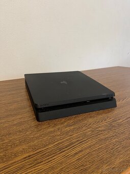 Playstation 4 slim +příslušenství - 2