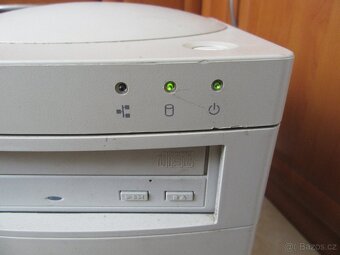 Nabízím starý stolní PC IBM. Ventilátor běží. Diody svítí. M - 2