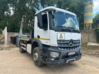 Prodám Mercedes Arocs ramenový nosič kontejneru - 2