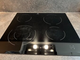 Sklokeramická varná deska Electrolux EHF6241FOK černá/sklo - 2