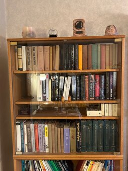 Sestava knihoven v pěkném stavu - 2