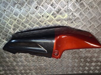 Podsadlovy plast levý CBR900RR - 2