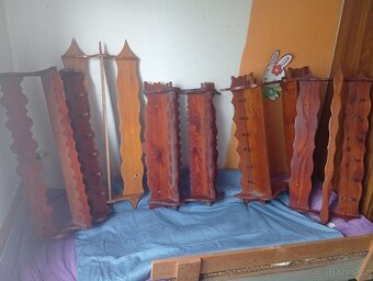 Stěna,poličky,postýlka. - 2