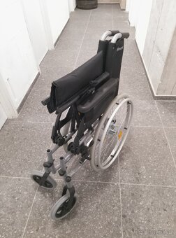 Skládací mechanický invalidní vozík - 2