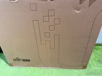 2x Ubiquiti UniFi USW-Pro-24-Poe - 2