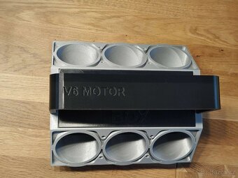 Motor V6 chladič na plechovky - 2