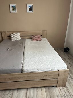 Prostorná manželská postel 190 × 210 cm – skvělý stav - 2
