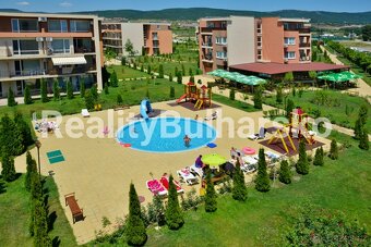 TOP Prodej studia 1+kk s výhledem na bazén – Slunečné - 2