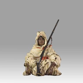 Arab s puškou od Franze Bergman, vídeňská bronz - 2