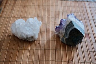 Křišťál / křemen drúza 279g z Madagaskaru + AMETYST - 2