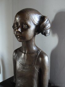 Bronzová socha, dívka, děvčátko. - 2