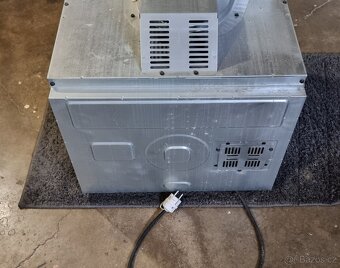 Vestavná trouba Whirlpool model AKP 462/IX - 2