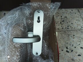 Bezpečnostní kování Fab 90mm klika madlo - 2