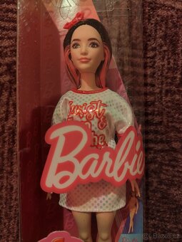 Barbie® Mattel Panenka modelka v bílo červených šatech - 2