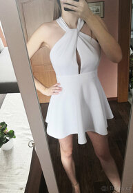 Bílé šaty s odhalenými zády - 2