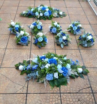 Svatební modrobílé kytky na stoly - 2