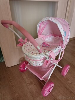 Dětský kočárek s čůracím chlapečkem - 2