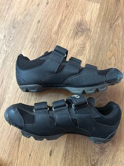 Cyklotretry GIRO vel.40 - 2