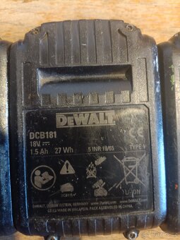 Nabíječka a 3 akumulátory DeWALT 18V - 2