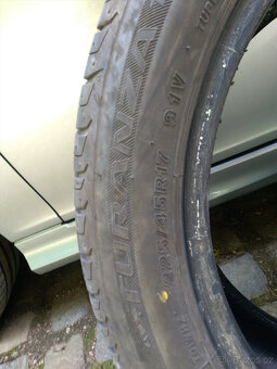 Pneu 225 45 R17 - 2