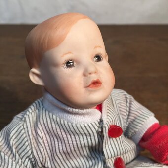 značená porcelánová panenka malý baseballista - 2