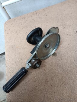 Sešívací stroj na plechovky - 2