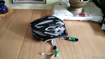 NOVÁ PĚKNÁ DĚTSKÁ VELMI TEPLÁ VESTA ZA POLOVINU.VELIKOST 140 - 2