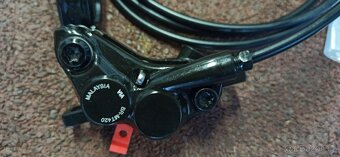 Čtyřpístkové brzdy Shimano BR-MT 420 a BL M4100 - 2