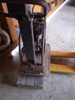 Vibrační deska reverzní 226 kg - 2