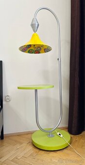 Designová retro stojací lampa se stolkem – unikátní kus - 2