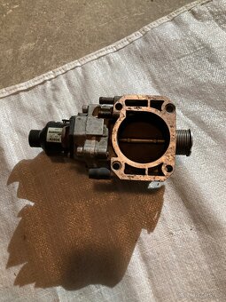 Škrtící klapka - BMW e31 850i - 2