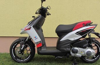 Motocykl skútr aprilia 125 sr Motard - 2
