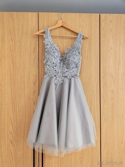 Šedé krátké šaty - 2