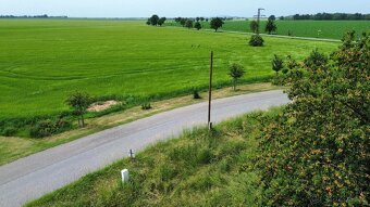 Prodám stavební pozemek 978m2 v obci Nemyslovice, 13 km MB - 2