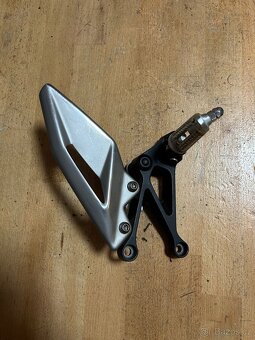 Držák + kryt stupačky pro Triumph Street Triple 765 RS - 2