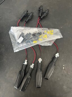 Dynamické Led blinkry na motorku + připravené konektory - 2