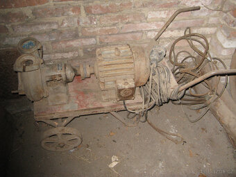 pumpa s motorem na podvozku - 2