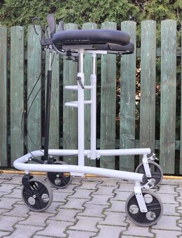 Chodítko s opěrnou deskou. - 2