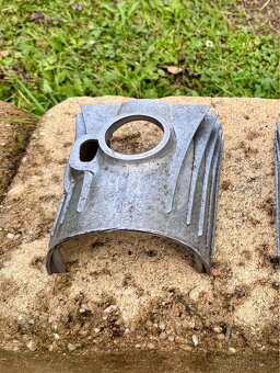 ČZ 125 175 250 - kryt karburatoru - 2