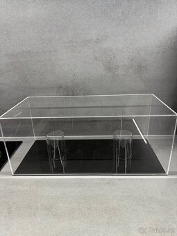 Vitrína na přilby - 2