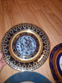 Zdobený porcelánový talíř - 2