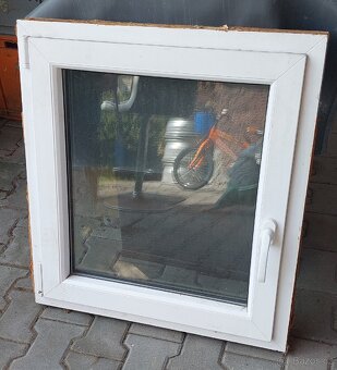 2x Plastové okno 82x74cm - 2
