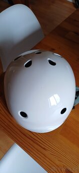 Přilba skate, koloběžka, brusle - 2