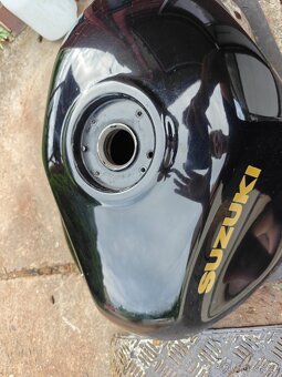 Suzuki Bandit GSF 1200 1996 - 2000 - nádrž - 2