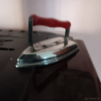Retro dětská hračka žehlička - 2