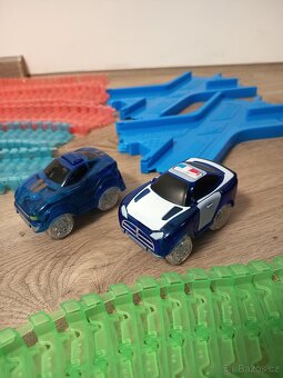 Svítí autodráha se 2 autíčky - 2