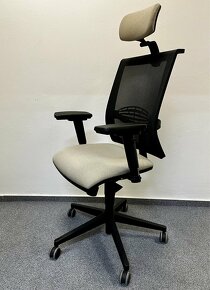 světlá kancelářská židle s podhlavníkem - 2
