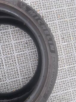 Pneu 235/40/19 - 2