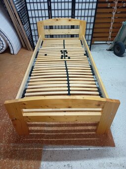 Prodám hezkou postel z masivu 90 x 200 cm - 2
